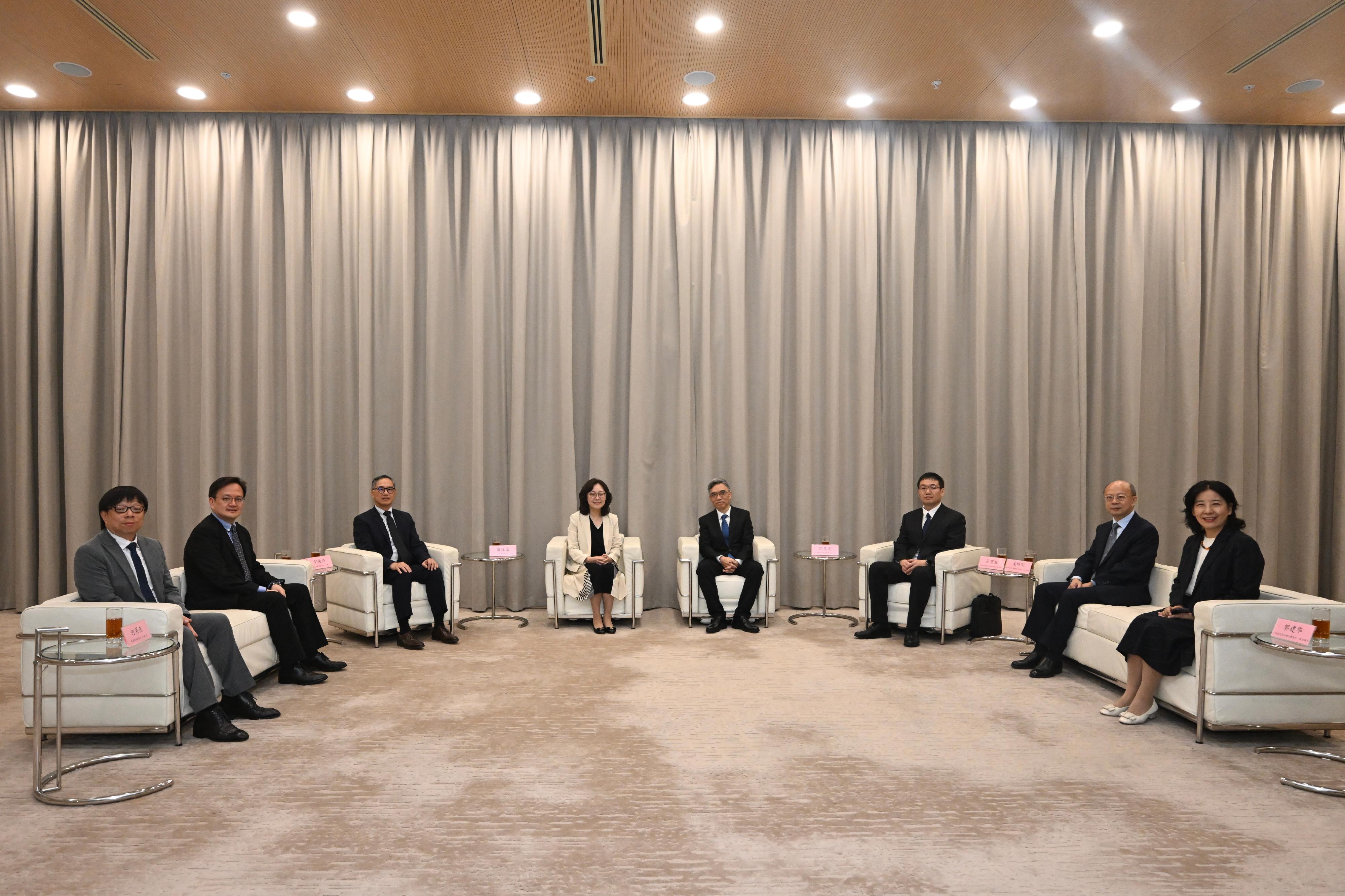 发展局与广东省住房和城乡建设厅（广东省住建厅）今日（六月二日）签署《粤港工程建设标准化协同合作协议书》，共同推动两地工程建设标准化协同工作机制，统筹和引领制定粤港澳大湾区建筑标准。图示（左三起）发展局常任秘书长（工务）刘俊杰、发展局局长甯汉豪、广东省住建厅厅长郭昊羽，以及国家住房城乡建设部标准定额司副司长范宏柱在签署仪式前会面，就粤港两地建造业最新发展进行交流，并就深化两地协作、推动大湾区建造业高质量发展交换意见。