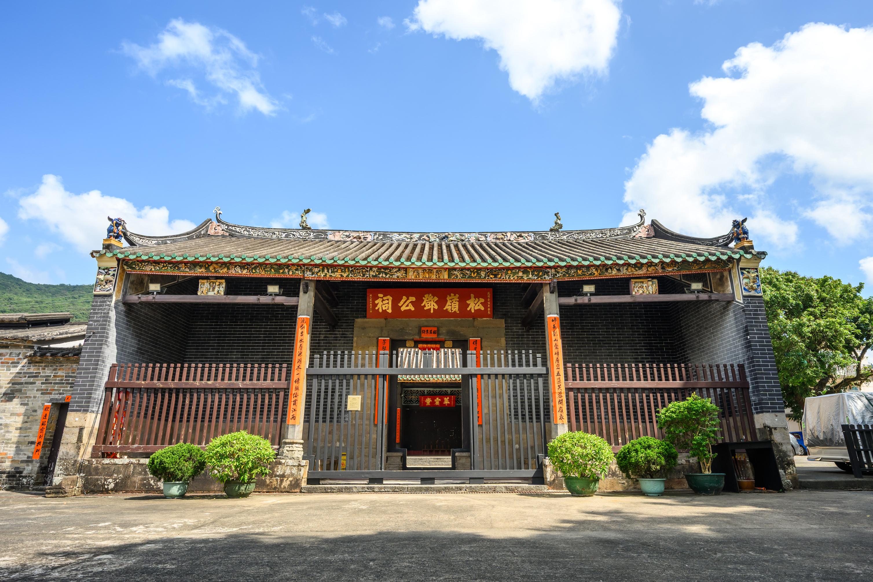 發展局文物保育專員辦事處將於十月至十二月舉辦「2026古蹟周遊樂」，以「穿越北都」為主題，重點介紹12處位於北部都會區的法定古蹟及已獲評級的歷史建築。圖示龍躍頭松嶺鄧公祠（法定古蹟）。