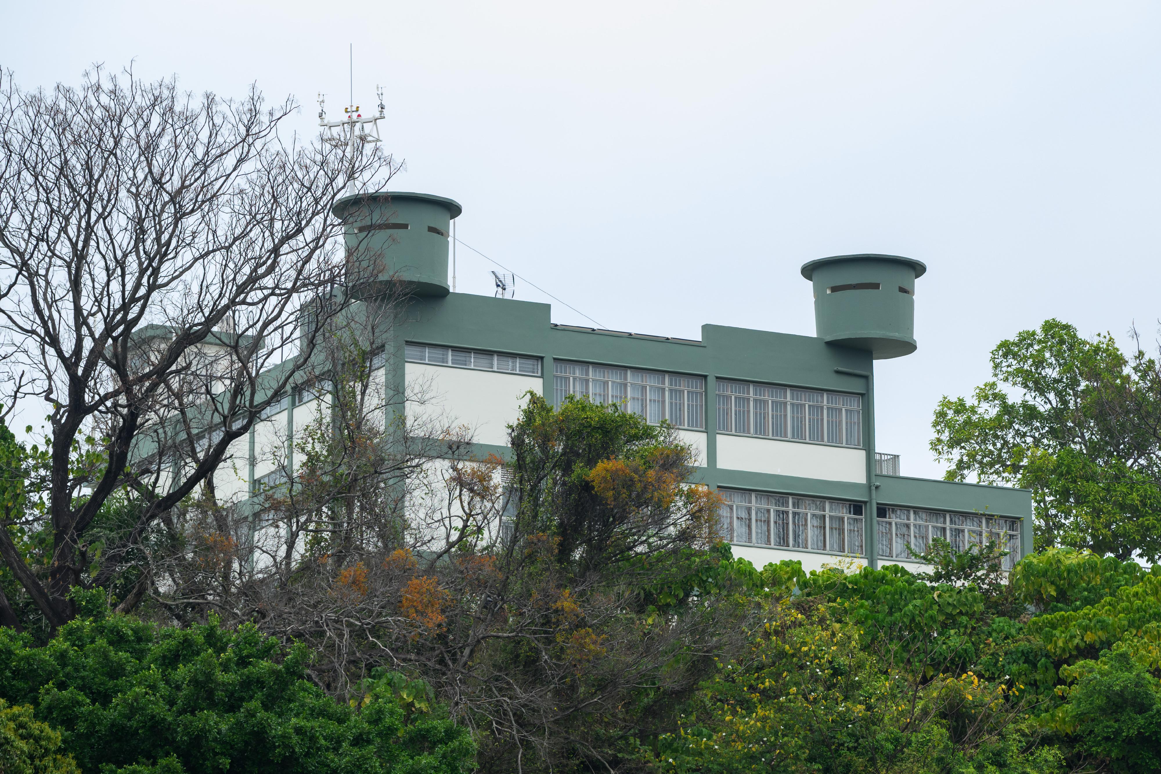 發展局文物保育專員辦事處將於十月至十二月舉辦「2026古蹟周遊樂」，以「穿越北都」為主題，重點介紹12處位於北部都會區的法定古蹟及已獲評級的歷史建築。圖示前流浮山警署，現為前流浮山警署&mdash;&mdash;香港導盲犬學苑（三級歷史建築）。