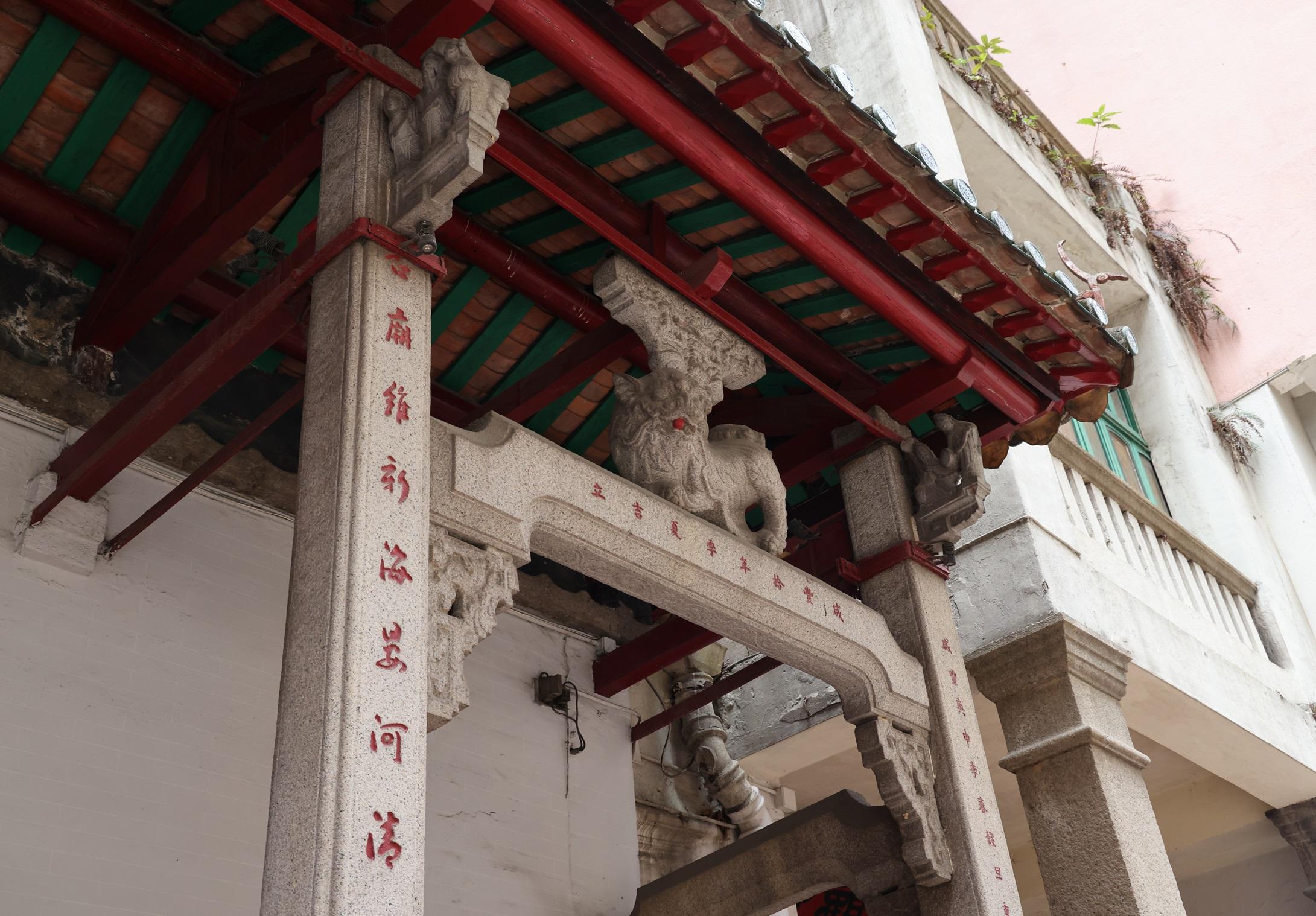 政府今日（十月二日）刊宪，根据《古物及古迹条例》将位于湾仔的洪圣古庙列为法定古迹。图示古庙以「虾弓樑」连接的方形花岗石柱。