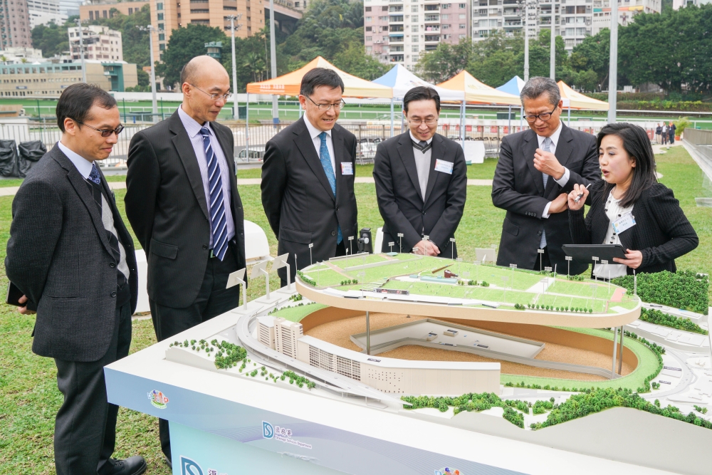 The Financial Secretary, Mr Paul Chan; the Secretary for Development, Mr Eric Ma; and the Director of Drainage Services, Mr Edwin Tong, receive a briefing from project team of the Drainage Services Department.