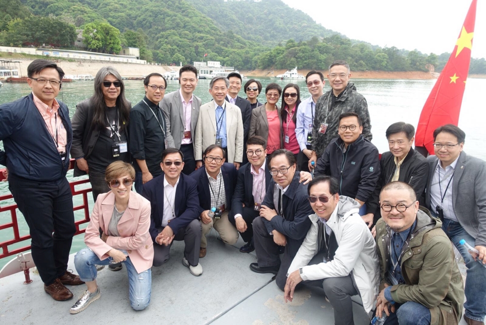 Eighteen LegCo members take a boat trip to observe the water quality of Wanlu Lake.