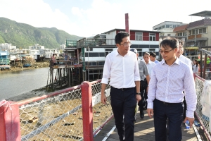 Secretary for Development (SDEV), Mr WONG Wai-lun, Michael (front row, left), inspects the situation after flooding in Tai O and the follow-up work of various departments in the company of District Officer (DO) (Islands), Mr LI Ping-wai, Anthony (front row, right).