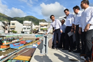 SDEV, Mr Michael WONG (front row, second left), visits Tai O to learn about the prevention and remedial work of various departments for typhoons.  Photo shows Mr Michael WONG; DO (Islands), Mr Anthony LI (front row, first left); Director of Drainage Services (DDS), Mr TONG Ka-hung, Edwin (second right); and Vice Chairman of Islands District Council, Mr YU Hon-kwan, Randy (first right), inspecting the flood barriers installed at the riverwall in Tai O by the Drainage Services Department before the arrival of typhoons.
