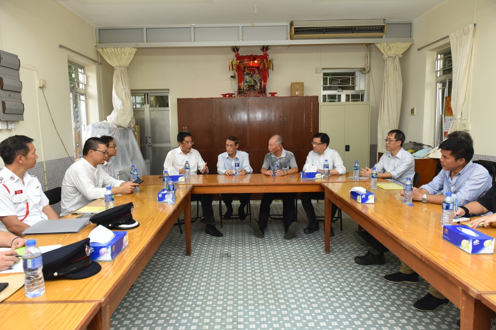 SDEV, Mr Michael WONG (fourth left), meets with Tai O Rural Committee members to learn how the flooding affected the residents and listens to their requests.  DO (Islands), Mr Anthony LI (third left); DDS, Mr Edwin TONG (seventh left); and Division Commander (Marine and Off-shore Islands) of the Fire Services Department (FSD), Mr CHAN Wai-ho (first left), also attend the meeting.