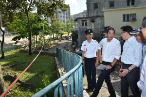 SDEV, Mr Michael WONG (second left), visits Tai O to learn about the prevention and remedial work of various departments for typhoons.  The orange lifeline shown in the photo is a rescue device installed by the FSD in advance, which can be used to lead residents trapped by flooding to safety when necessary.