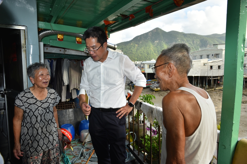 SDEV, Mr Michael WONG (centre), and officials of various departments visit residents of Tai O to see how to provide them with assistance.