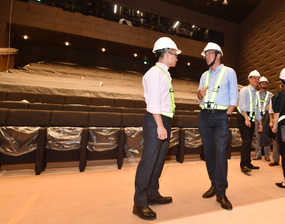 SDEV, Mr Michael WONG (fifth right), visits the brand new Old Bailey Galleries (OBG) and the Arbuthnot Auditorium (AA) accompanied by the Executive Director of Charities and Community of the HKJC, Mr CHEUNG Leong (fourth right), and takes pictures with colleagues of the Development Bureau and representatives of the HKJC in front of the new buildings.