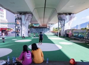 Since the opening of Fly the Flyover 01 beneath Kwun Tong Bypass, a host of organisations have held as many as 235 events of various nature. Artistic murals under the theme of “Urban Totem” have recently been created on some of the columns of Kwun Tong Bypass and have substantially enhanced the environment.