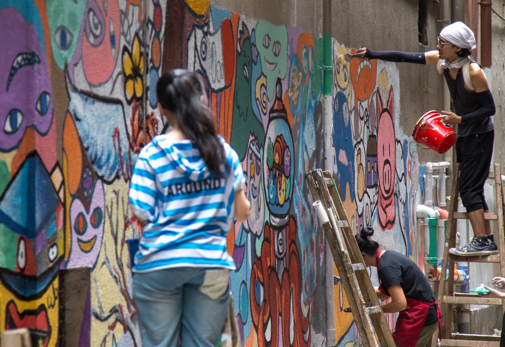 Some of the back alley walls in the Kwun Tong Business Area have undergone a facelift.
