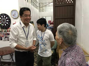 SDEV, Mr Michael WONG (left), is pleased to see that the living environment of Granny Sei Mui, an old tenant of the Blue House, has become much better.