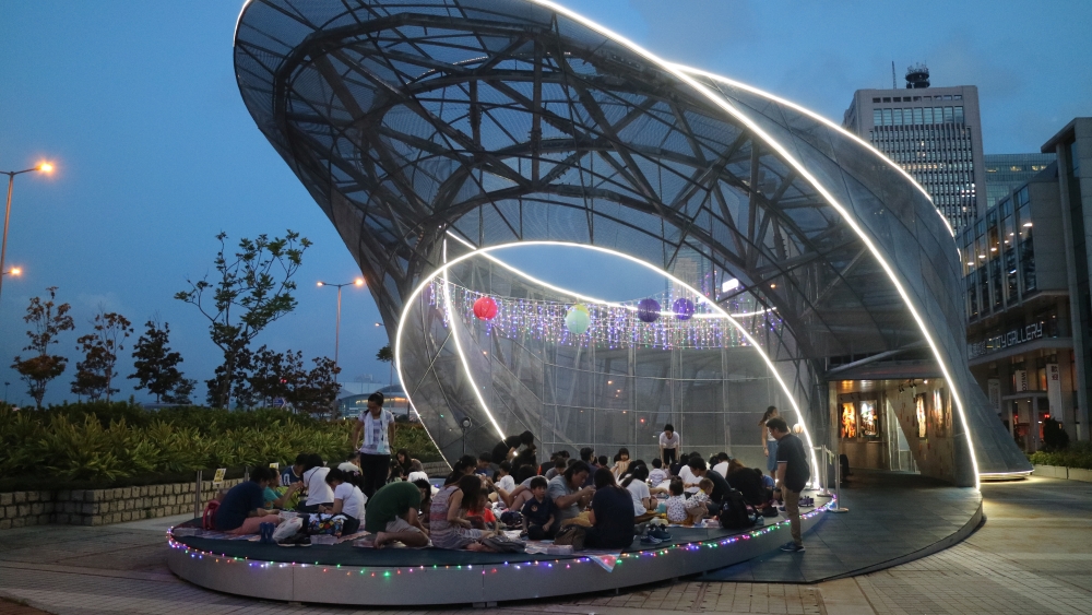 Participants created their own lanterns during the DIY Lantern Workshop held earlier on in the “Playful Hong Kong” exhibition zone. 