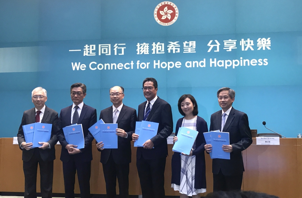 Mr Michael WONG, Secretary for Development (SDEV) (third right), and Mr Frank CHAN, Secretary for Transport and Housing (third left) at a media session earlier on. Mr WONG announced the initiatives under the purview of the Development Bureau in the Policy Address. Also present were Ms Bernadette LINN, Permanent Secretary for Development (Planning and Lands) (second right), and Mr HON Chi-keung, Permanent Secretary for Development (Works) (first right).
