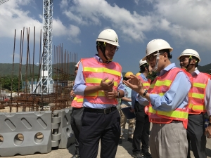 Chairman of the CIC, Mr CHAN Ka-kui (right), briefs SDEV, Mr Michael WONG, on CIC’s popular courses, including the Basic Craft Courses and the Construction Supervisor/Technician Programme.