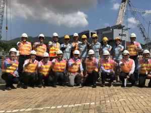 SDEV, Mr Michael WONG (fourth right, front row), and Chairman of the CIC, Mr CHAN Ka-kui (centre, front row), take pictures with members and trainees of the CIC to show their support for the future of the construction industry.