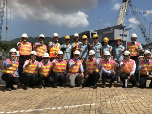 SDEV, Mr Michael WONG (fourth right, front row), and Chairman of the CIC, Mr CHAN Ka-kui (centre, front row), take pictures with members and trainees of the CIC to show their support for the future of the construction industry.