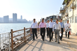 Accompanied by the Chairman of Kwun Tong District Council (KTDC), Dr CHAN Chung-bun, Bunny (second left), the District Officer (Kwun Tong), Mr TSE Ling-chun, Steve (first left), and KTDC member, Mr LUI Tung-hai (fourth left), the Secretary for Development (SDEV), Mr WONG Wai-lun, Michael (third left), visits Lei Yue Mun in Kwun Tong to inspect the typhoon-affected areas and related follow-up work.