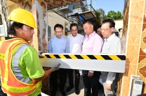 SDEV, Mr Michael WONG (centre), is briefed by the Director of Drainage Services, Mr TONG Ka-hong, Edwin (second left), on the improvement works including the installation of stop-logs proposed to be carried out along the seashore of Lei Yue Mun.  Beside them are KTDC member, Mr LUI Tung-hai (first right), and KTDC Chairman, Dr CHAN Chung-bun, Bunny (second right).