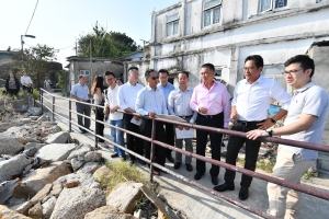 SDEV, Mr Michael WONG (second right), is briefed by the Head of the Civil Engineering Office of the Civil Engineering and Development Department, Mr LAU Chun-kit, Ricky (fifth right, front row), on the improvement works including the construction of rock-armoured bunds or gabion walls proposed to be carried out along the seashore.