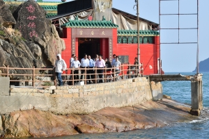 Lei Yue Mun is situated at the northeast corner of Hong Kong Island.  Tin Hau Temple and the light house are its two main features.