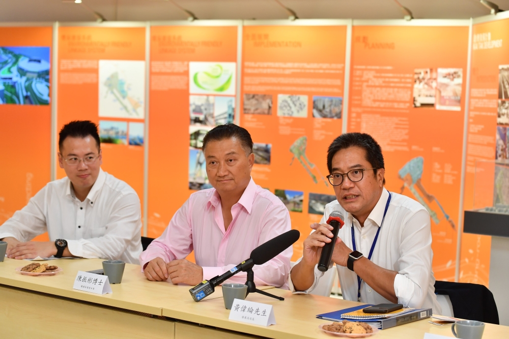 SDEV, Mr Michael WONG (right), visits the Energizing Kowloon East Office  to have a meeting with KTDC members and the local community.  Also present are KTDC Chairman, Dr Bunny CHAN (centre), and the District Officer (Kwun Tong), Mr Steve TSE (left).