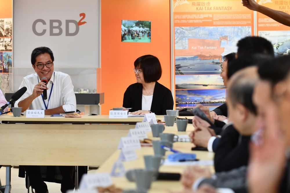 SDEV, Mr Michael WONG (third right, front row) has a meeting with KTDC members and the local community to learn more about the local community’s concerns.