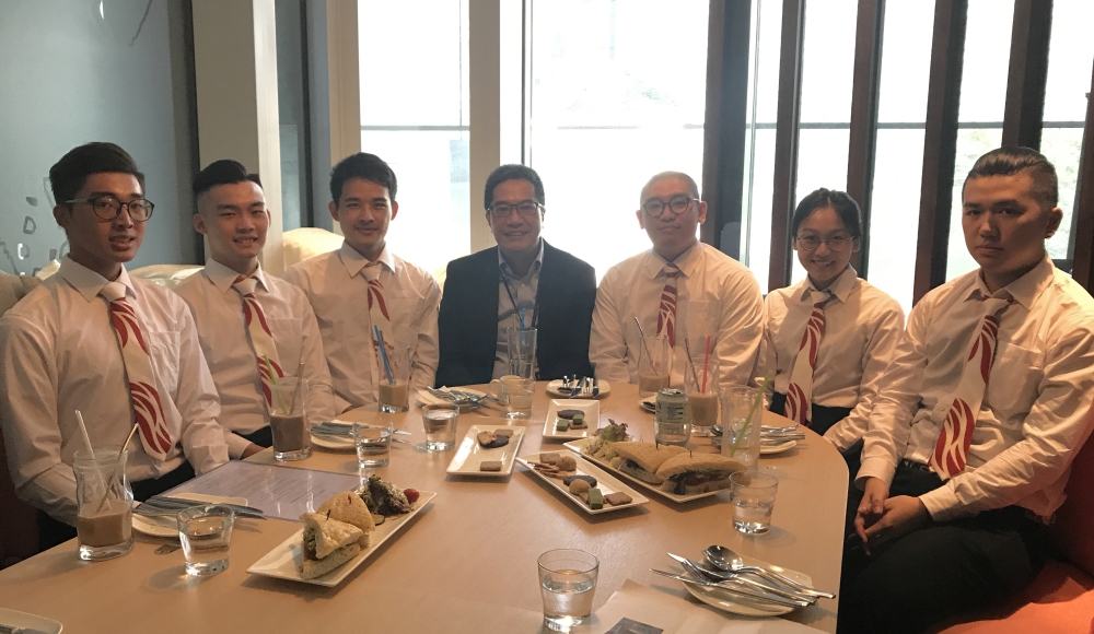 黃The Secretary for Development (SDEV), Mr WONG Wai-lun, Michael (centre), poses for a group photo after a tea gathering with six young contestants who have just competed in the WorldSkills Competition.  The contestants are (from left) Mr LAU Chi-ching, Mr CHAN Siu-lam, Mr YIP Kim-fai, Mr SUEN Yiu-pan, Ms WONG Mei-sze and Mr YAU Ho-him.