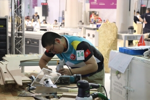 Another Hong Kong Team member Mr SUEN Yiu-pan competes in “Joinery”.