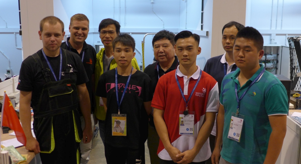 Hong Kong Team members have the opportunity to make friends with contestants from other places at the competition.  Mr CHAN Siu-lam (second right, front row) competes in “Electrical Installations”.