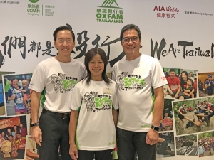 SDEV, Mr Michael WONG (right), Chair of the Oxfam Trailwalker (OTW) Advisory Committee, Mr Bernard CHAN (left), and the owner of a kiosk in Tai Mo Shan, "Sister Lin," pose for a group photo.