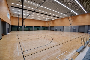 The sports centre provides a multi-purpose arena that can be used as two basketball courts, two volleyball courts or eight badminton courts.