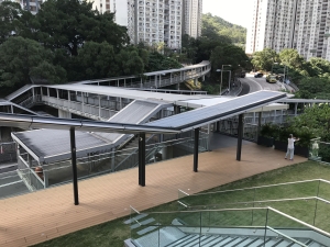 The architect connects the inside of the building with a covered walkway to the footbridges of neighboring estates.