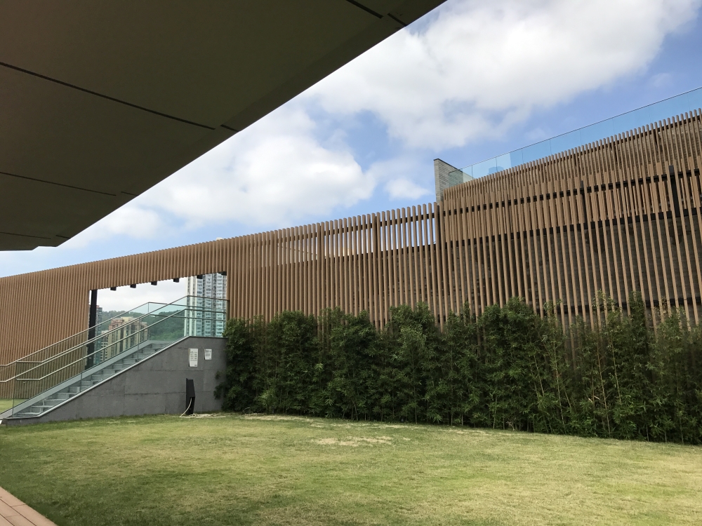 The green areas outside the building help reduce the heat island effect.