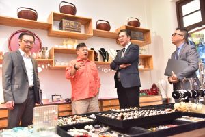 Tenant Mr LEUNG Koon-ming (second left) is one of the first groups of tenants moving into the revitalisation building. His shop holds various kinds of art workshops to promote cultural activities to the public.