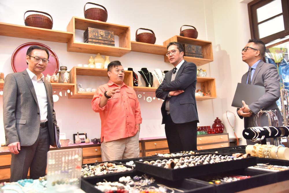 Tenant Mr LEUNG Koon-ming (second left) is one of the first groups of tenants moving into the revitalisation building. His shop holds various kinds of art workshops to promote cultural activities to the public. 