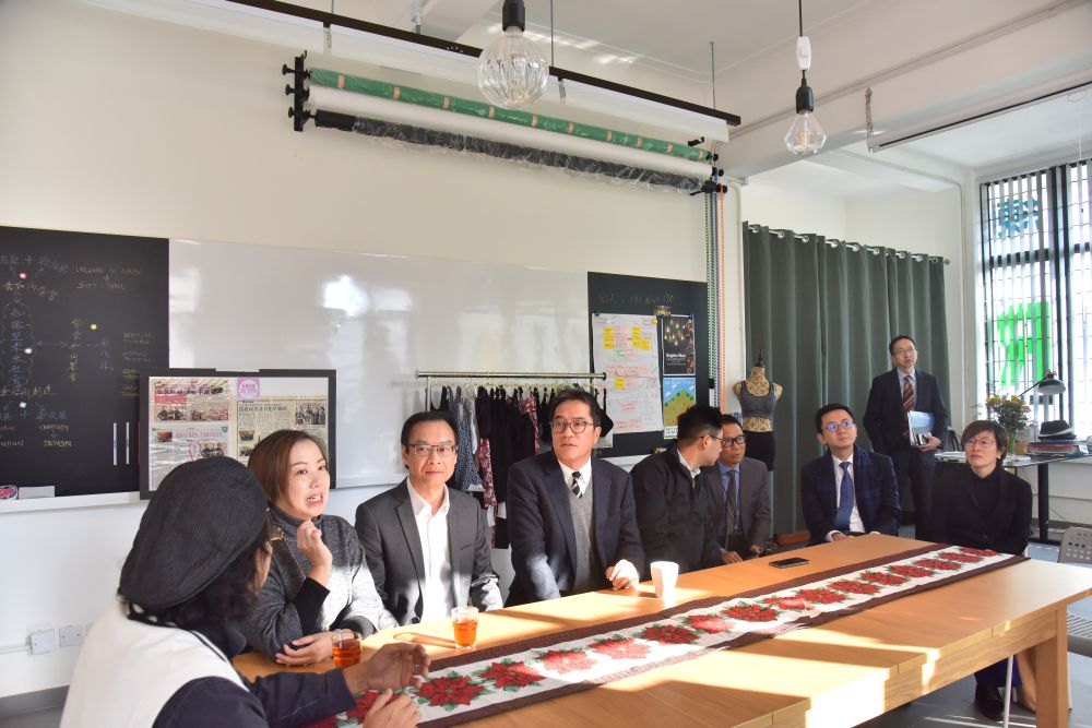 According to the social enterprise tenant Mrs Lonna KWAN (second left), the indoor partitions and spacious environment of this tenement building give a comfortable ambience that get people to open up and speak freely is particularly suitable to serve as a venue for rehabilitation service.