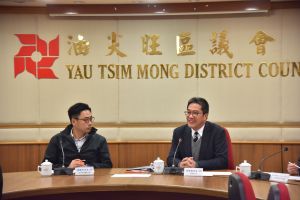 Mr Michael WONG, SDEV, exchanges views with YTMDC members on district issues.