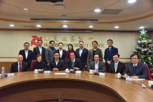 Mr Michael WONG, SDEV, exchanges views with YTMDC members on district issues.