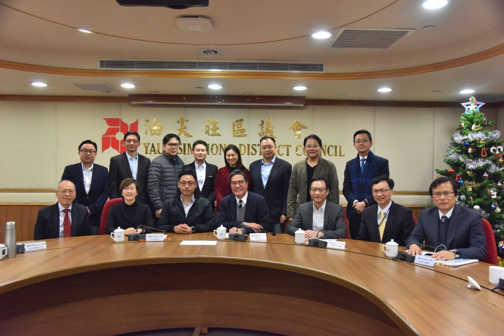 Mr Michael WONG, SDEV, exchanges views with YTMDC members on district issues.