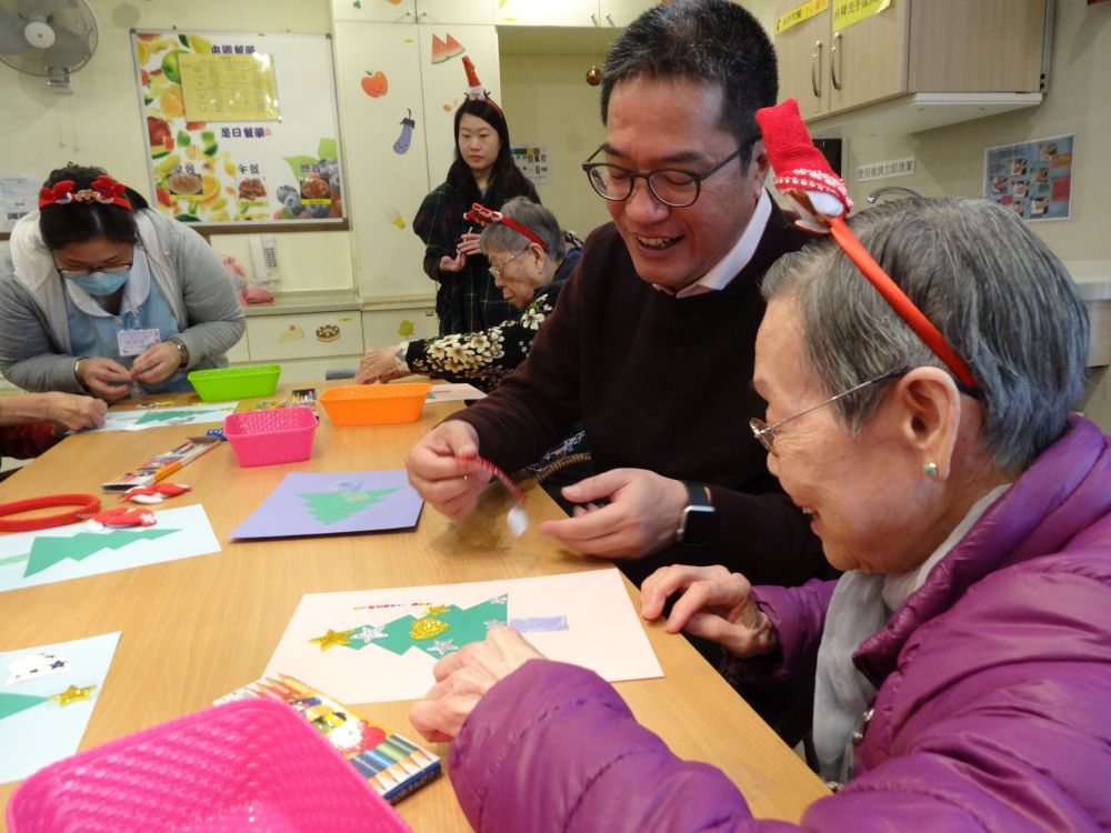 SDEV, Mr Michael WONG making a loving Christmas card with a granny.