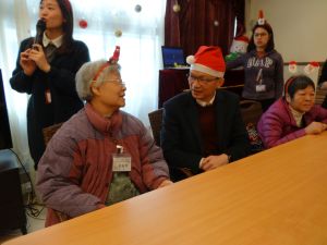USDEV, Mr LIU Chun-san (second left) chit-chatting and playing “pass the parcel game” with the “old pals” to send love at Christmas.