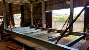 The library station adopts the modular building construction method, whereby the major components are assembled with prefabricated parts, significantly reducing the on-site construction time and the environmental impacts on the surrounding areas.  The picture above shows the prefabricated parts in the yard; the picture below shows the prefabricated parts delivered to the construction site.