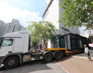 The library station adopts the modular building construction method, whereby the major components are assembled with prefabricated parts, significantly reducing the on-site construction time and the environmental impacts on the surrounding areas.  The picture above shows the prefabricated parts in the yard; the picture below shows the prefabricated parts delivered to the construction site.