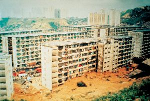 In 1976, the fill slope behind Block 9 of Sau Mau Ping Estate in Kwun Tong collapsed during heavy rain. The scene was inundated by the massive flow of mud that left many people dead.