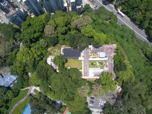 The Old Tai Po Police Station consists of three buildings, namely the Main Building, the Staff Quarters Block and the Canteen Block. Spacious and flat lawn draws the three buildings together.