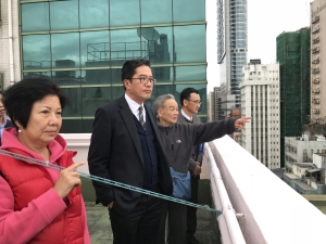 In the company of the vice chairman of Golden Mansion’s owner corporation, Mr MOK You-gang (second right), and Mrs MOK (first left), SDEV, Mr Michael WONG (second left), and the Director of Building Rehabilitation of URA, Mr Daniel HO, inspect the condition of the roof of the building.