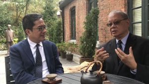 The Secretary for Development (SDEV), Mr Wong Wai-lun, Michael, meets the Director of Jao Tsung-I Petite Ecole of The University of Hong Kong, Professor Lee Chack-fan, at the Jao Tsung-I Academy, paying tribute to Professor Jao and looking at some of the Academy’s precious collection.