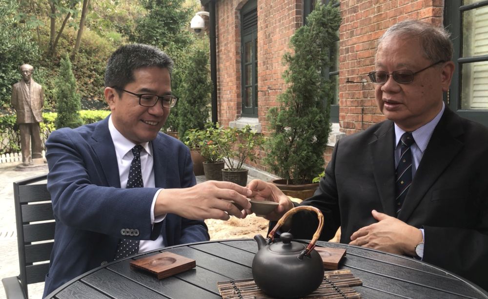 The Secretary for Development (SDEV), Mr Wong Wai-lun, Michael, meets the Director of Jao Tsung-I Petite Ecole of The University of Hong Kong, Professor Lee Chack-fan, at the Jao Tsung-I Academy, paying tribute to Professor Jao and looking at some of the Academy’s precious collection.