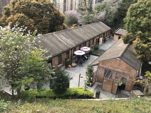 The Jao Tsung-I Academy is located on a hillside in Lai Chi Kok. The compound is one of the revitalisation projects under the first batch of the “Revitalising Historic Buildings Through Partnership Scheme” launched by the Development Bureau.