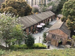 The Jao Tsung-I Academy is located on a hillside in Lai Chi Kok. The compound is one of the revitalisation projects under the first batch of the “Revitalising Historic Buildings Through Partnership Scheme” launched by the Development Bureau.